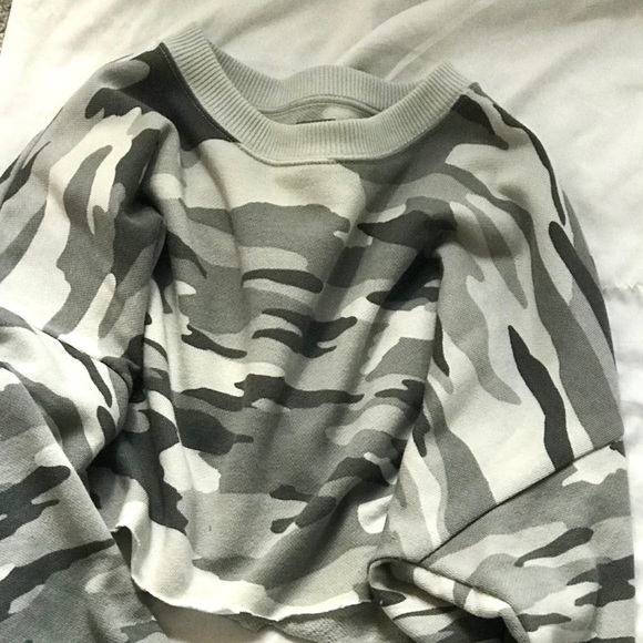 aerie Tops - ✨24 HOUR SALE✨ Aerie Cropped Camo Sweatshirt